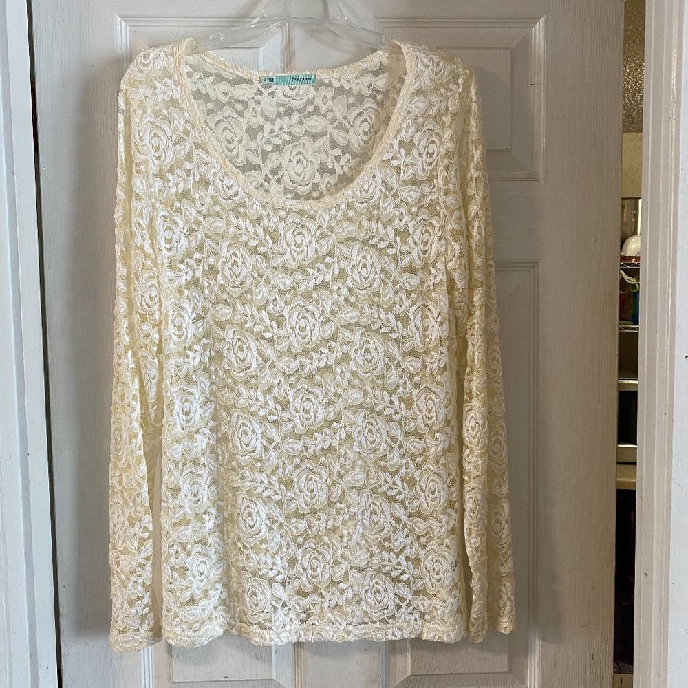 LIKE NEW Maurices Cream Floral Lace Top